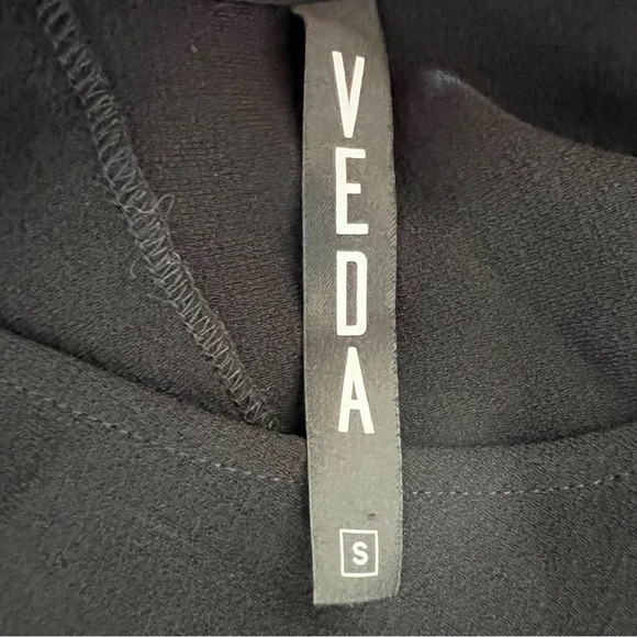 Veda crossback long sleeve structured top in solid black 5983 - Picture 6 of 6